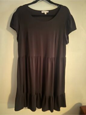 Sandra Darren Black Short-Sleeve Tiered Midi Dress